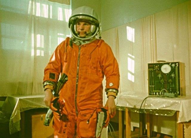 Gagarine lors de l'un des test du scaphandre. Les lettres CCCP ne sont pas encore peintes sur son casque. Personne n'y a encore pensé (source Tezio, espace-passion)