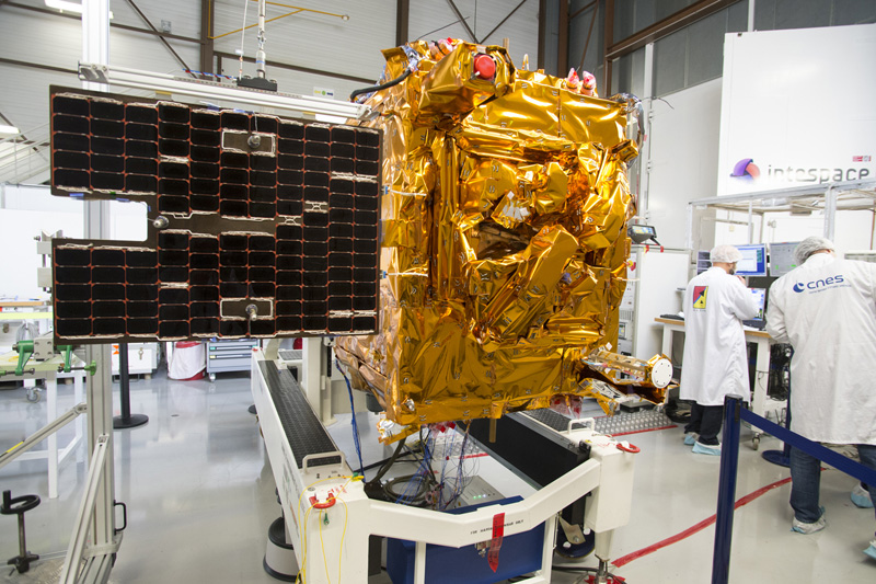 Le satellite Microscope en cours d'essais au CNES (credit CNES)
