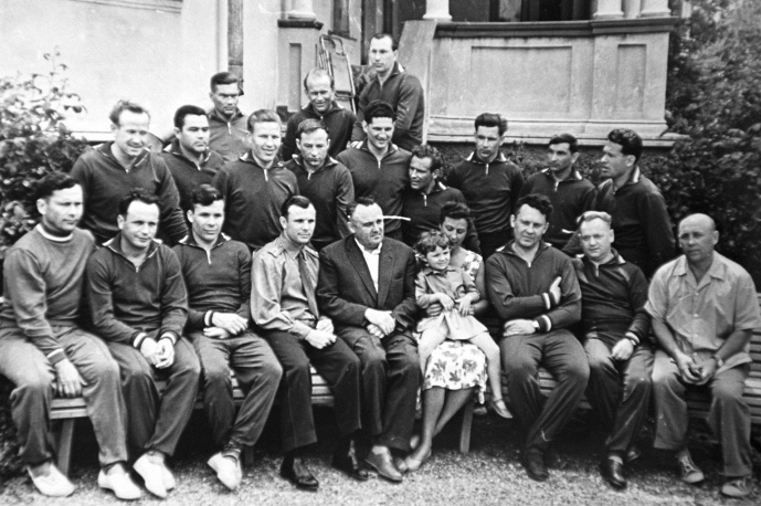 1er groupe de cosmonautes, mai 1961 De gauche à droite, assis - Pavel Popovich, Gorbatko, S.Hrunov, Youri Gagarine, S. Korolev, N.Koroleva avec sa fille Natasha Popovich, 1er chef du Centre de formation des cosmonautes E.Karpov, N.Nikitin, chef TSNIIAK E.Fedorov. Rangée du milieu: Alexei Leonov, Nikolaïev, M.Rafikov, D.Zaikin, B.Volynov, Titov, G.Nelyubov, V.Bykovsky, G.Shonin. Rangée du haut: Filatov, I.Anikeev, P.Belyaev. © ITAR-TASS