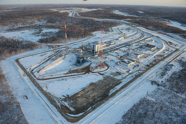 Le cosmodrome de Vostochny et le premier lanceur Soyouz sur le pas de tir (source Russianspaceweb)