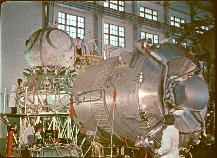 Le Vostok 1 en cours d'assemblage (source Tezio, espace-passion)