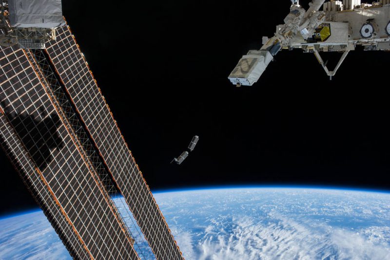 Déploiements de cubesats lors de l'Expedition 38 en février 2014 (credit NASA)