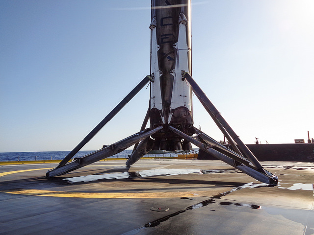Atterrissage réussi le 6 mai pour le premier étage d'une Falcon 9 sur une barge en mer (credit SpaceX)