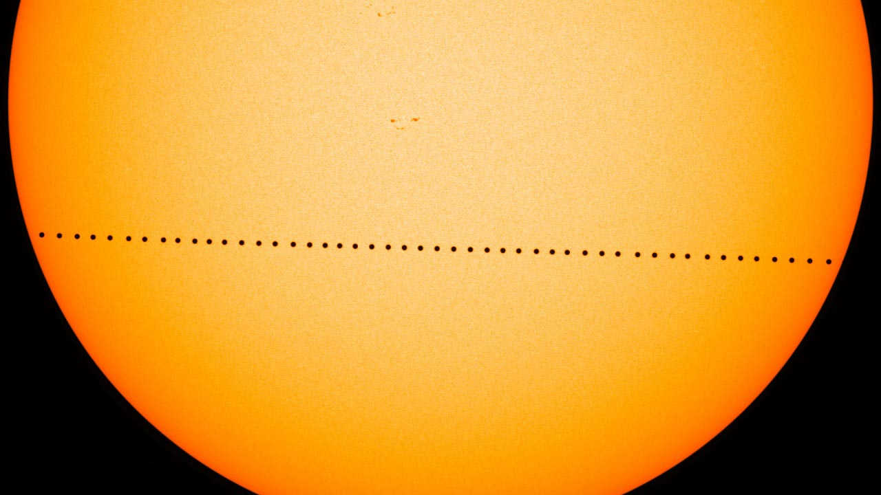 Image composite du transit de Mercureà travers le Soleil, le 9 mai 2016, vu par la caméra HMI du SDO (Solar Dynamics Obersvatory) de la NASA. HMI est un instrument destiné à étudier le champ magnétique à la surface solaire, ou photosphère. (Crédit: NASA / SDO)