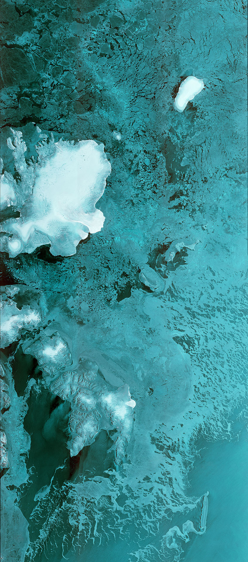 Première bande de données de Sentinel-1B qui s'étend 600 km à 80°N à travers la mer de Barents. L'image, qui montre l'archipel norvégien du Svalbard sur la gauche, a été capturée le 28 Avril 2016 au 05:37 GMT, seulement deux heures après le radar du satellite ait été allumé (Contains modified Copernicus Sentinel data [2016], processed by ESA)