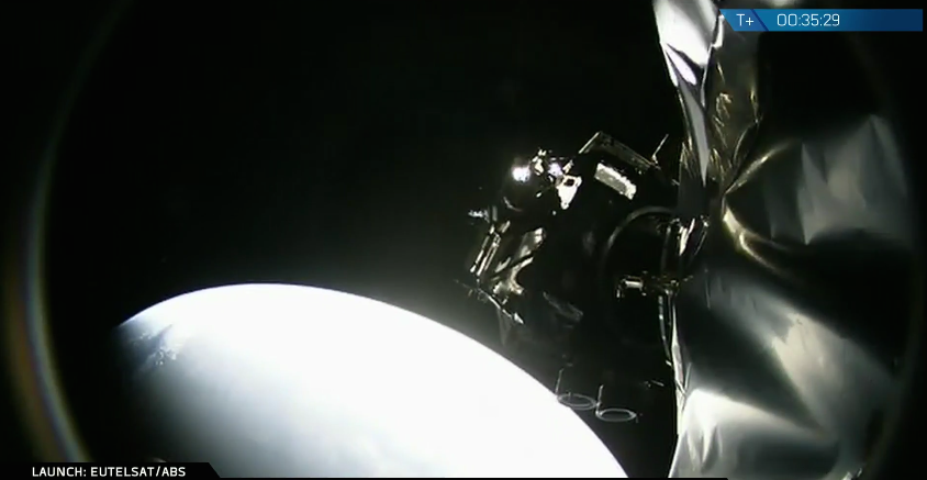 Point de vue à partir d'une caméra embarquée montrant la séparation du satellite ABS 2A de l'étage supérieur Falcon 9. (Crédit: SpaceX)