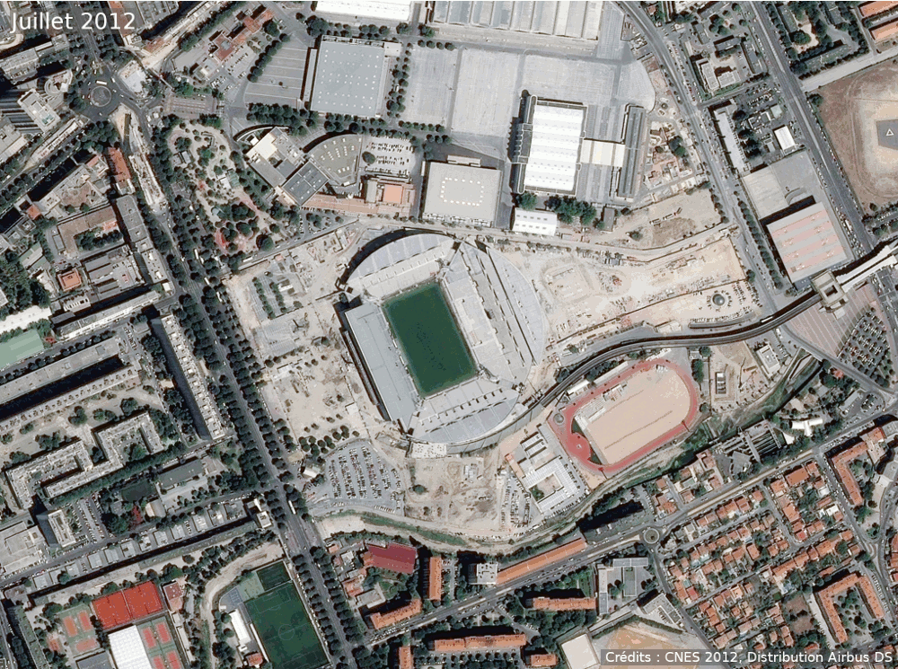 Le stade Vélodrome de Marseille le 10 juillet 2012, le 17 avril 2013 et le le 28 juillet 2015 par les satellites Pleiades (Crédits: CNES 2015, Distribution Airbus DS)