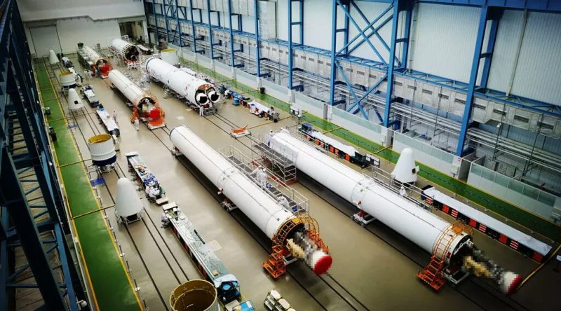 Assemblage de la Longue March 7 à Tianjin (credits : CASC)