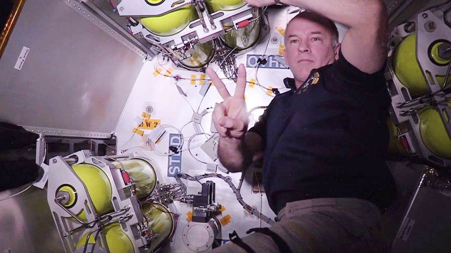 Le 8 juin, l'astronaute Jeff Williams travaille dans le module gonflable BEAM (credit NASA)