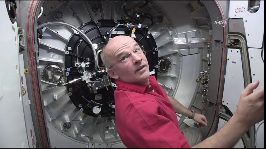 L'astronaute Jeff Williams surveille le déploiement de BEAM à partir du module Tranquility de l'ISS (Crédit: NASA TV)