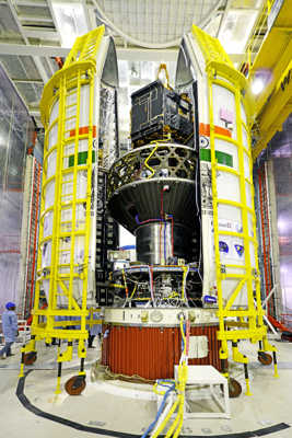 20 satellites dont Cartosat-2 juste avant la fermeture de la coiffe de la PSLV-C34 (credit ISRO)