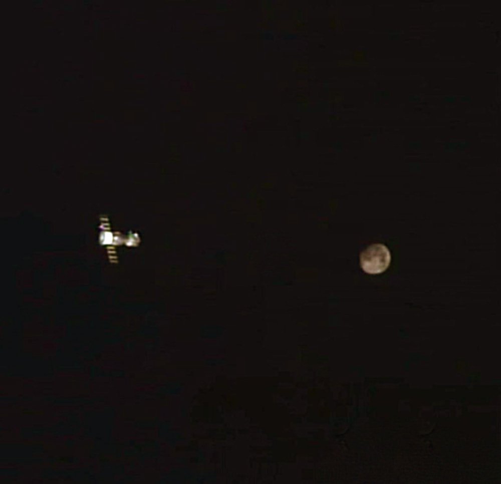 Départ du Soyouz TMA-19M sur fond de Lune le 16/06/2016 (credit NASA TV)