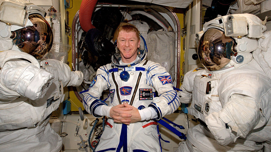 Tim Peake lors du contrôle d'étanchéité de sa combinaison Sokol avant son retour sur Terre prévu le 18/06/2016 (credit ESA / NASA)