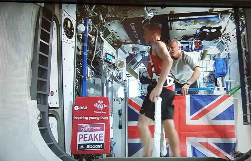Tim Peake lors de sa participation au marathon de Londres le 24/04/2016 (credits NASA/ESA)