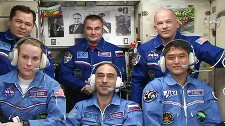 Les six nouveau membres de l'Expedition 48 au complet lors de la première vidéo avec la Terre depuis l'ISS : (1er rang, de gauche à droite) Kate Rubins, Anatoly Ivanishin et Takuya Onishi (2e rang, de g à d) Oleg Skripochka, Alexey Ovchinin et Jeff Williams. (Crédit: NASA TV)