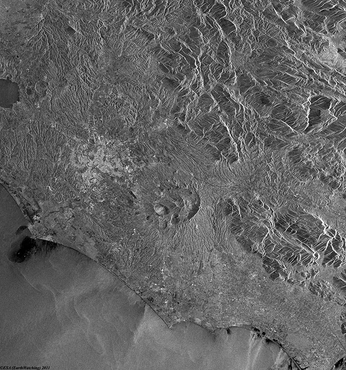 La première image du satellite ERS-1 : Rome et ses environs photographiés le 28/12/1991 (credit ESA)