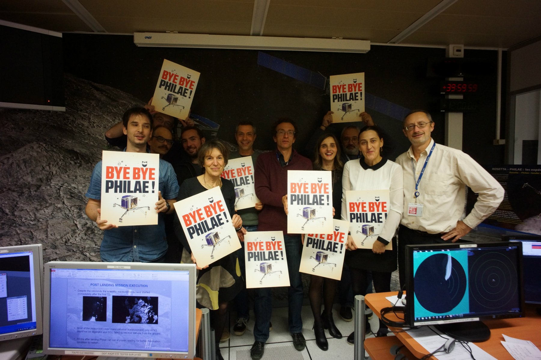 Les équipes du SONC (Science operation & navigation center), au CNES de Toulouse adressent un dernier message à Philae (Crédit : CNES)