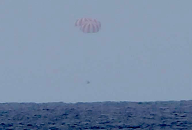 Retour sur Terre avec amerrissage du cargo Dragon CRS-9 (credit SpaceX)