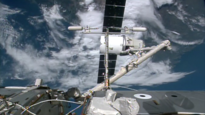 Désaccostage le 26/08/2016 du cargo Dragon CRS-9 de l'ISS, ici au bout du bras robotique Canadarm2 (credit NASA TV)