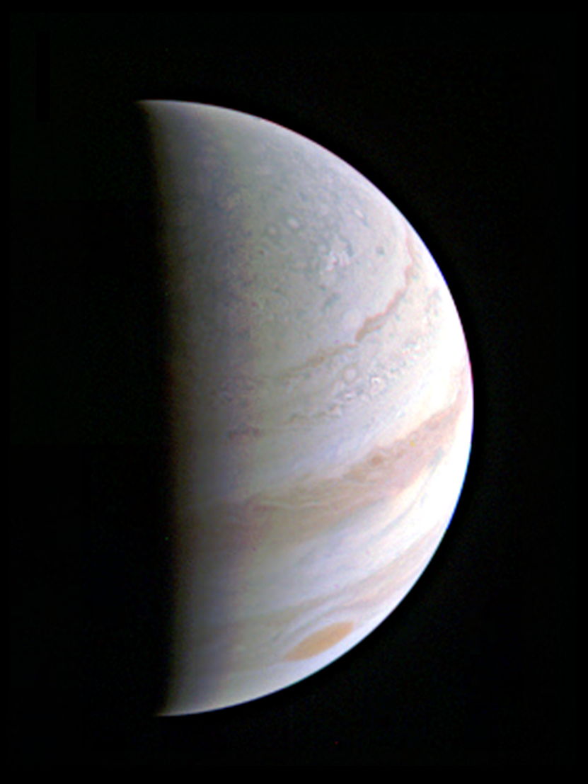La région polaire nord de Jupiter arrive en vue alors que le satellite Juno se rapproche de la planète géante. Ce point de vue de Jupiter a été pris le 27 août, lorsque Juno était à 703 000 kilomètres (Credits: NASA/JPL-Caltech/SwRI/MSSS)