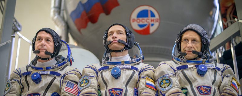 (De gauche à droite) l'astronaute Shane Kimbrough de la NASA, le cosmonaute russe Sergei Ryzhikov de Roscosmos, et le cosmonaute russe Andrey Borisenko de Roscosmos devant le simulateur de Soyuz en août 2016, au centre de formation des cosmonautes Gagarin à la Cité des étoiles ( Credits Bill Ingalls/NASA).