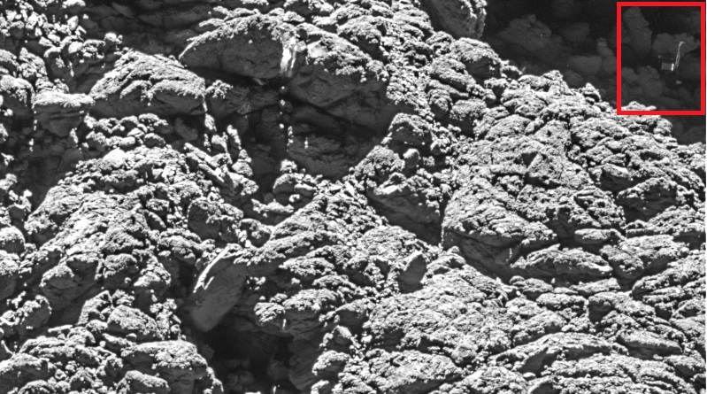 Image traitée de la caméra OSIRIS de la sonde ROSETTA prise le 2 Septembre 2016 à une distance de 2,7 km où Philae a été définitivement identifié. L'échelle de l'image est d'environ 5 cm / pixel. (© ESA/Rosetta/MPS for OSIRIS Team MPS/UPD/LAM/IAA/SSO/INTA/UPM/DASP/IDA)