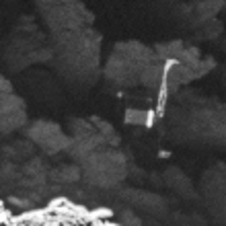Image traitée de la caméra OSIRIS de la sonde ROSETTA prise le 2 Septembre 2016 à une distance de 2,7 km. Ici zoom sur Philae. L'échelle de l'image est d'environ 5 cm / pixel (© ESA/Rosetta/MPS for OSIRIS Team MPS/UPD/LAM/IAA/SSO/INTA/UPM/DASP/IDA)