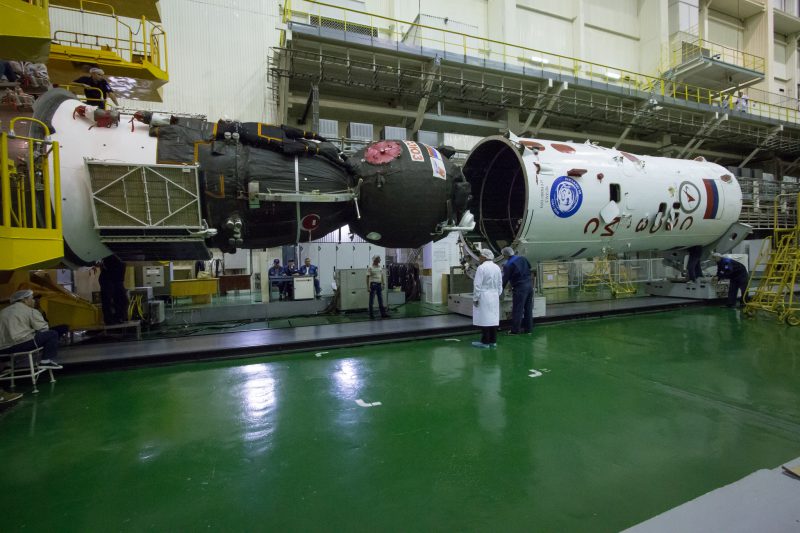 Installation de la coiffe sur le Soyouz MS-02 (crédits NASA/Victor Zelentsov)