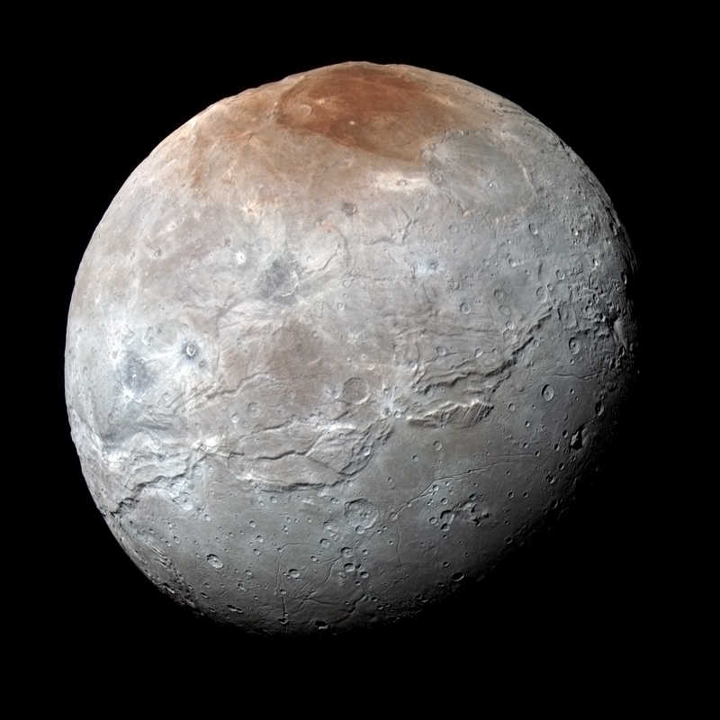 Image haute résolution en couleur améliorée de la lune Charon de Pluton, prise par la sonde New Horizons le 14/07/2015. La région polaire surnommée Mordor Macula présente un aspect rouge étonnant (credit : NASA/Johns Hopkins University Applied Physics Laboratory/Southwest Research Institute)