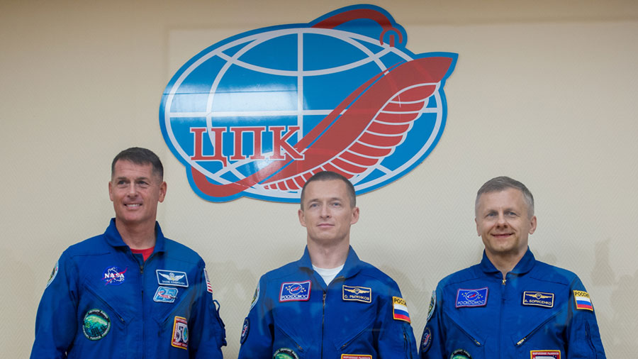 Expedition 49/50 (de gauche à droite) Shane Kimbrough, Sergey Ryzhikov et Andrey Borisenko, en conférence de presse avant vol le 18/10/2016 (Photo Credit: (NASA/Joel Kowsky)