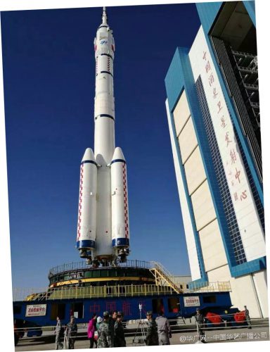Roulage de la fusée Long March 2 vers on pas de tir le 10/10/2016 à Jiquan (photo via www.chinaspaceflight.com)