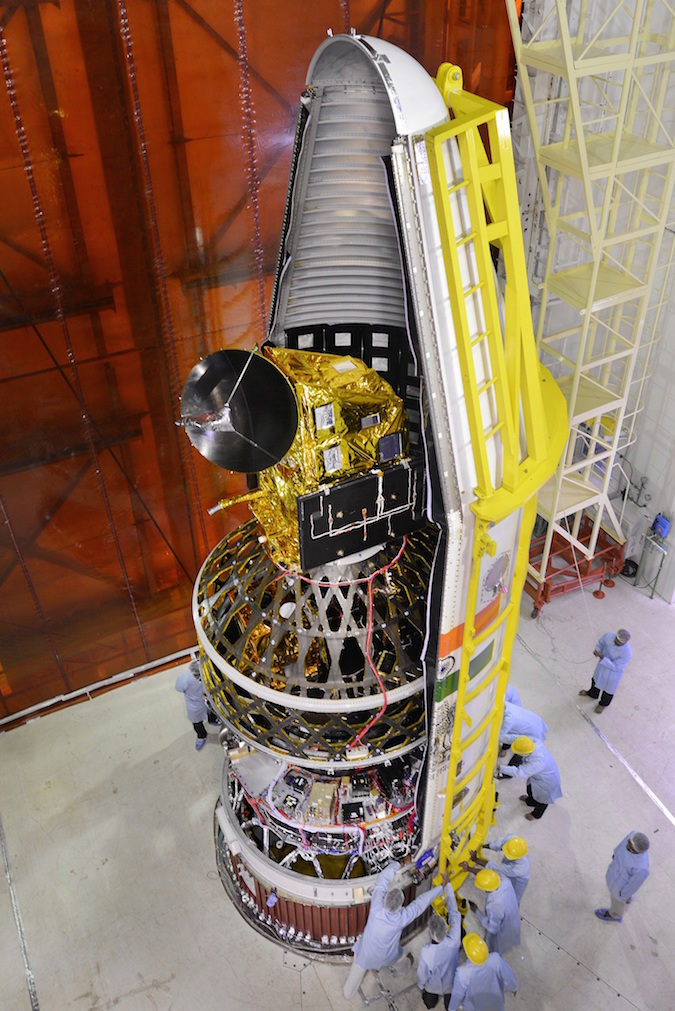 Mise sous coiffe des 8 satellites dont Scatsat-1 au sommet, pour le lancement PSLV-C35 (credit ISRO)