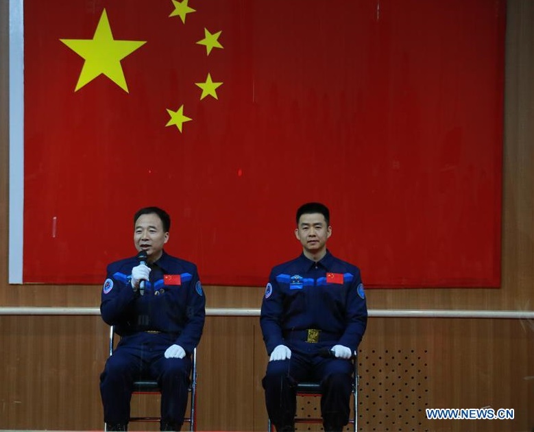L'équipage de Shenzhou 11 présenté à la conférence de presse le 16/10/2016 : Jing Haipeng (à gauche) et Chen Dong (à droite) (Images: Xinhua)