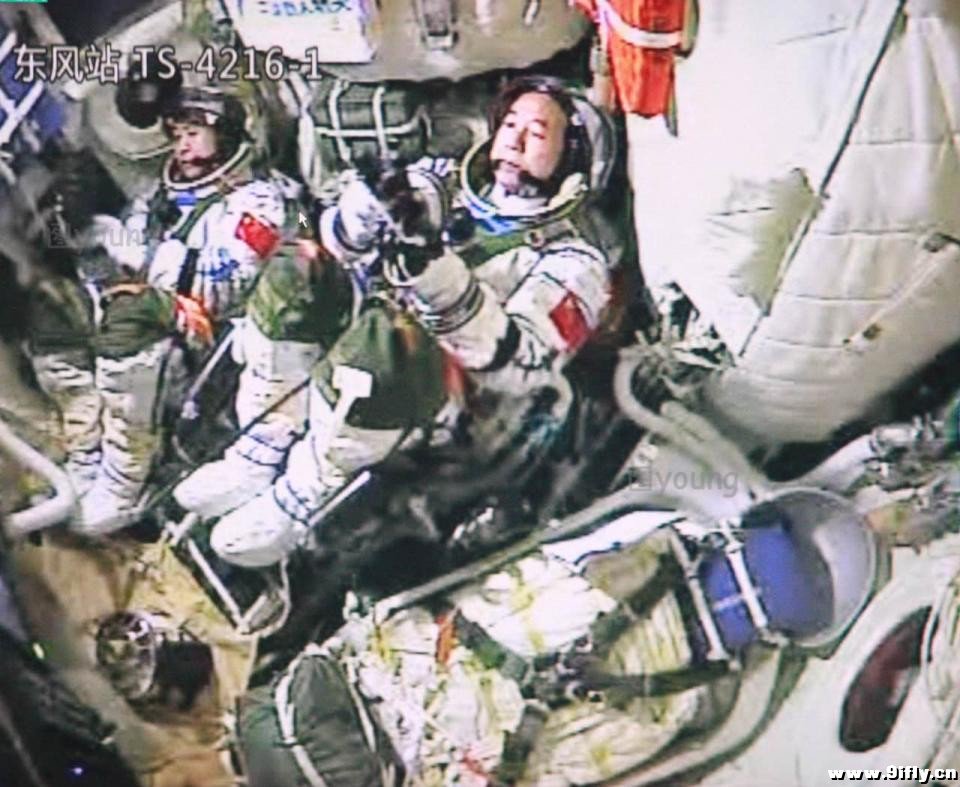 Jing Haipeng (au centre) et Chen Dong (à gauche) dans le vaisseau #Shenzhou11 le 13 Octobre 2016 lors de la répétition du lancement (via twitter)