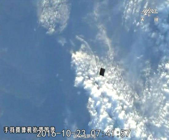 Le déploiement du satellite compagnon Banxing-2 depuis Tiangong-2 photographié par les taïkonautes à bord (credit CCTV)