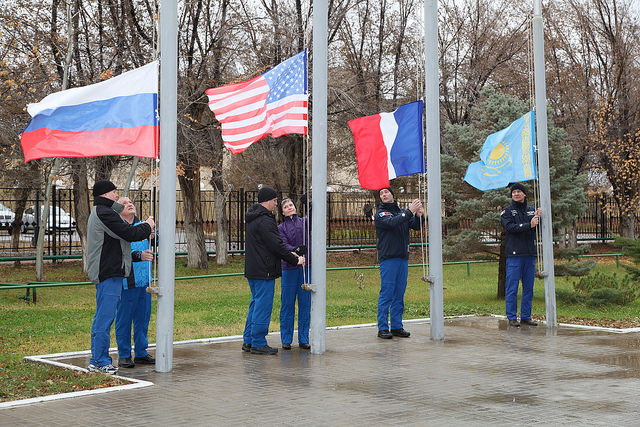 Lever de Drapeaux de l'Expedition 50/51 à Baïkonour (Credit Roscosmos)