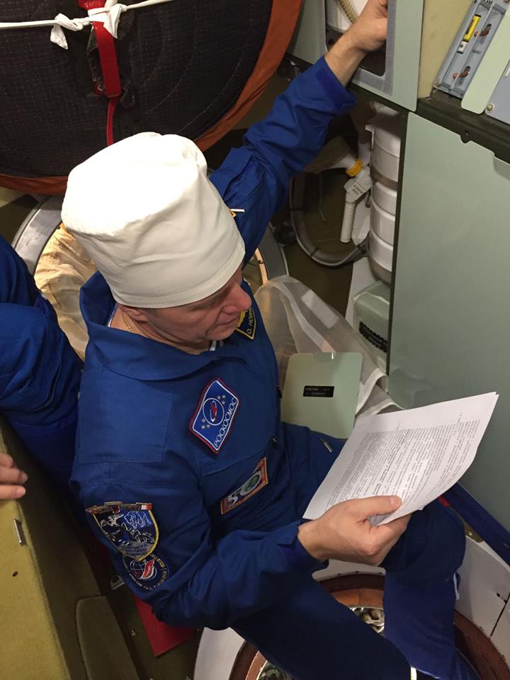 Oleg Novitsky vérifiant les toilettes du vaisseau Soyouz MS03 (credit Roscosmos)