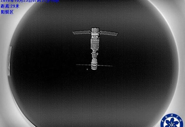 Tiangong-2 et Shenzhou-11 photographiés par la caméra fisheye du satellite BanXing-2 (Credit: Chinese Academy of Sciences)